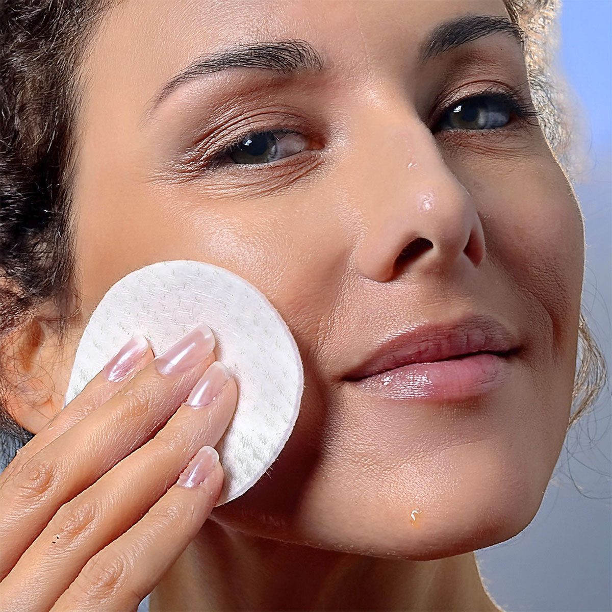 Exfoliating Toner Pads Application